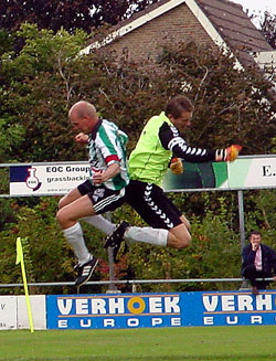  Andr&eacute; de Boer en doelman Wilfred Westerhuis  zwevend in de lucht (Foto Helmich Lubberts)